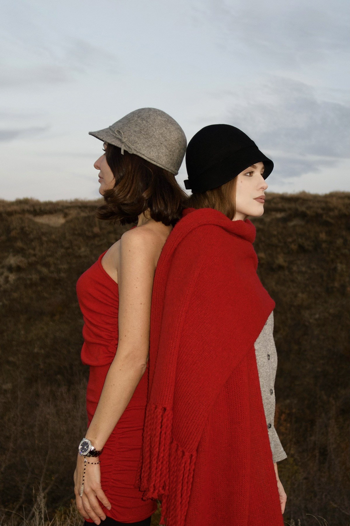 Красный трикотаж TEPLO Atelier в editorial кадре