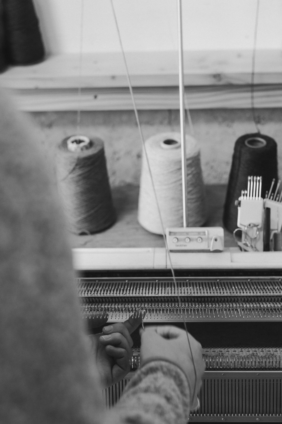 Процесс ручной вязки TEPLO Atelier на вязальной машине в ателье